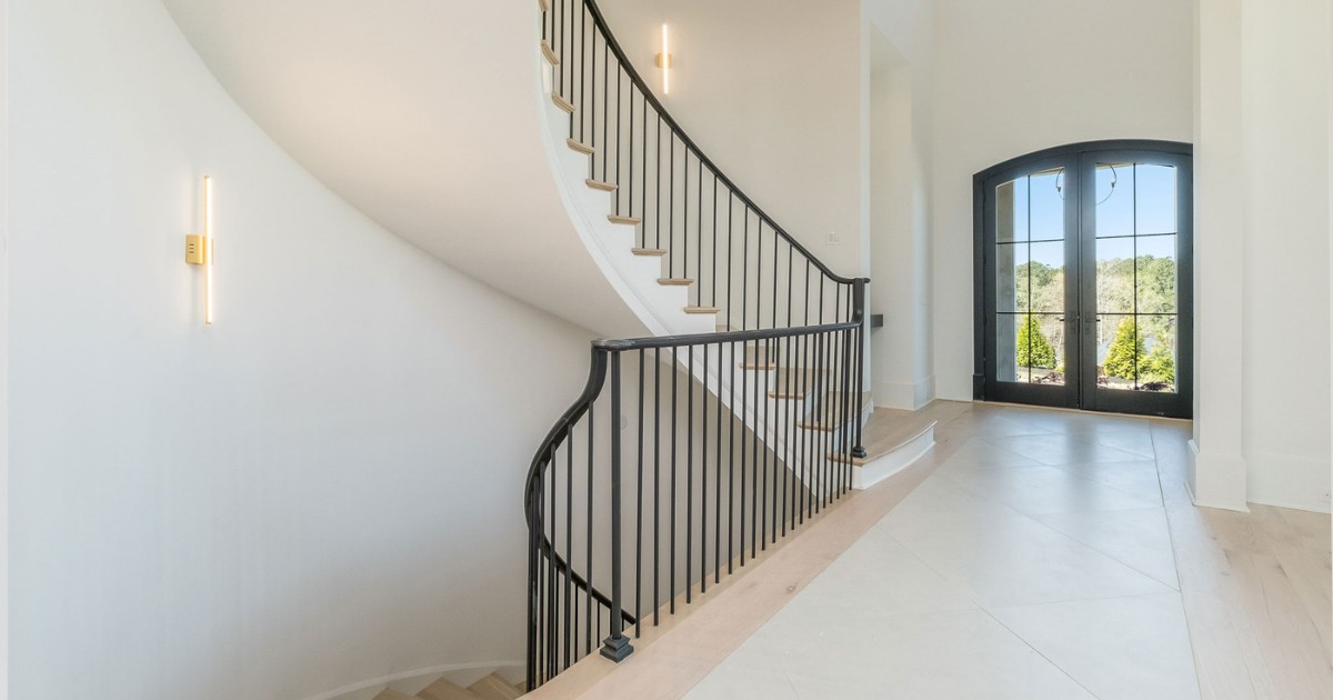 Curved Staircase Built for the Traditional or Classic Home Design